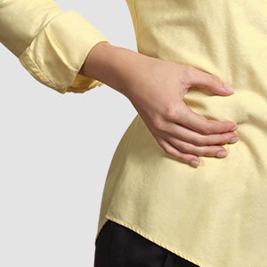 A patient squeezing the CeQur Simplicity patch through her shirt